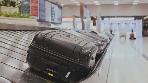 Чемоданы на ленте в аэропорту