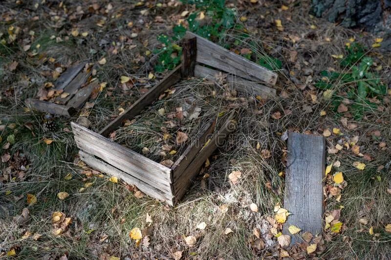 Куча старых досок. Сломанный деревянный ящик. Сломанный ящик. Сломанный деревянный ящик. Сломанный ящик.