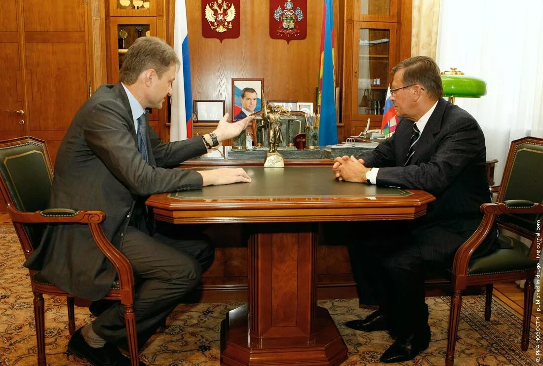 Обследование рабочих мест. Организованное рабочее место в офисе. Кабинет мэра еремина. Кабинет медведева в белом доме. Требования к организации рабочего места госслужащего.