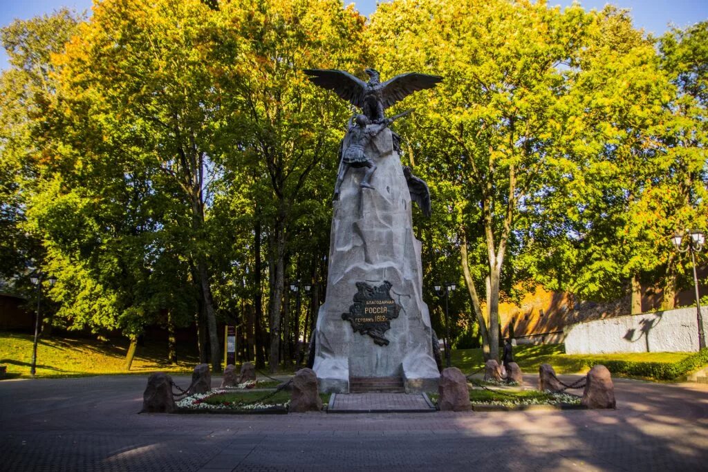 смоленск памятник героям 1812