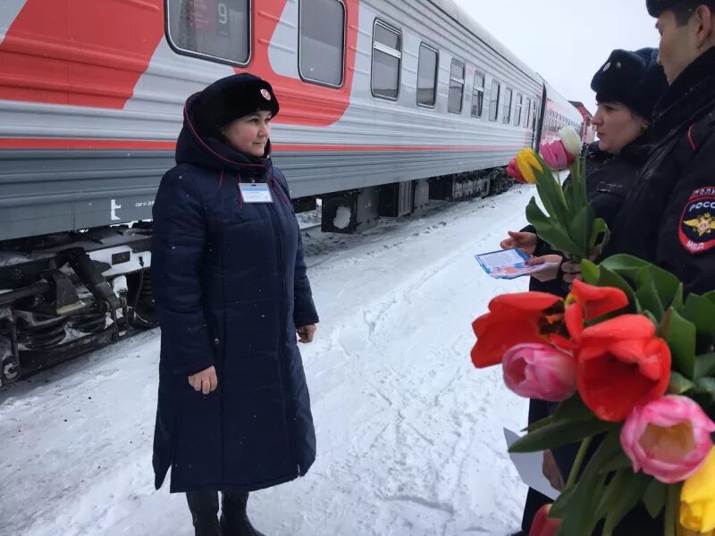 Остановки поезда 332 новый уренгой. Поезд новый Уренгой Новосибирск. Проводницы поезда Уфа новый Уренгой. Поезд Москва новый Уренгой. Проводники 110 поезда.