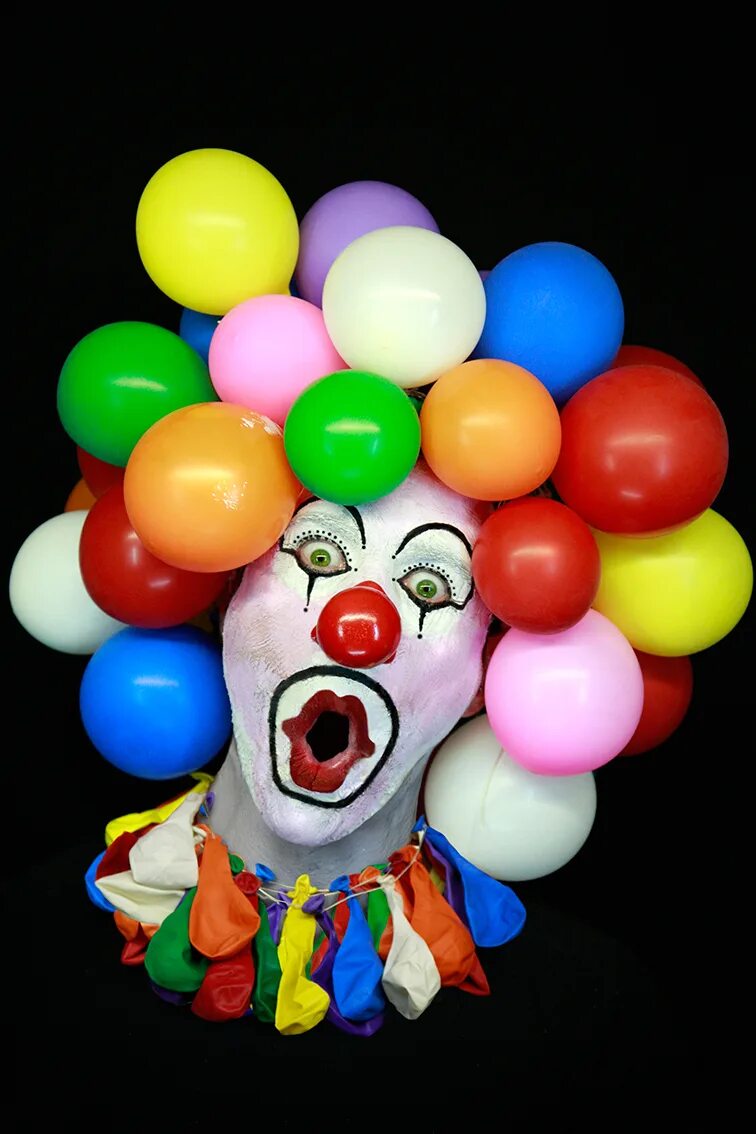 Клоун с шарами. Клоун с шариками. Клоун с воздушными шариками. С днем рождения клоун. Праздник клоунов.