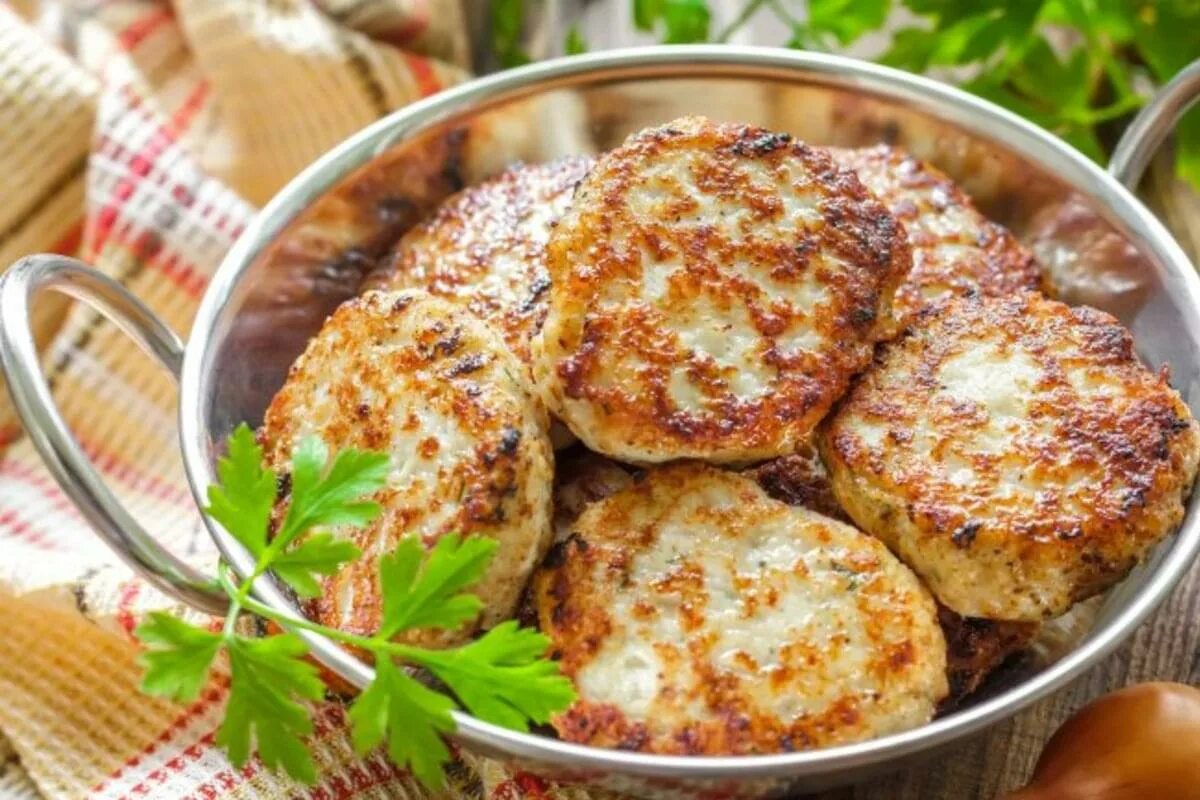 Биточки. Уштицы котлеты по-сербски. куриные котлеты. куриный. биточки куриные.