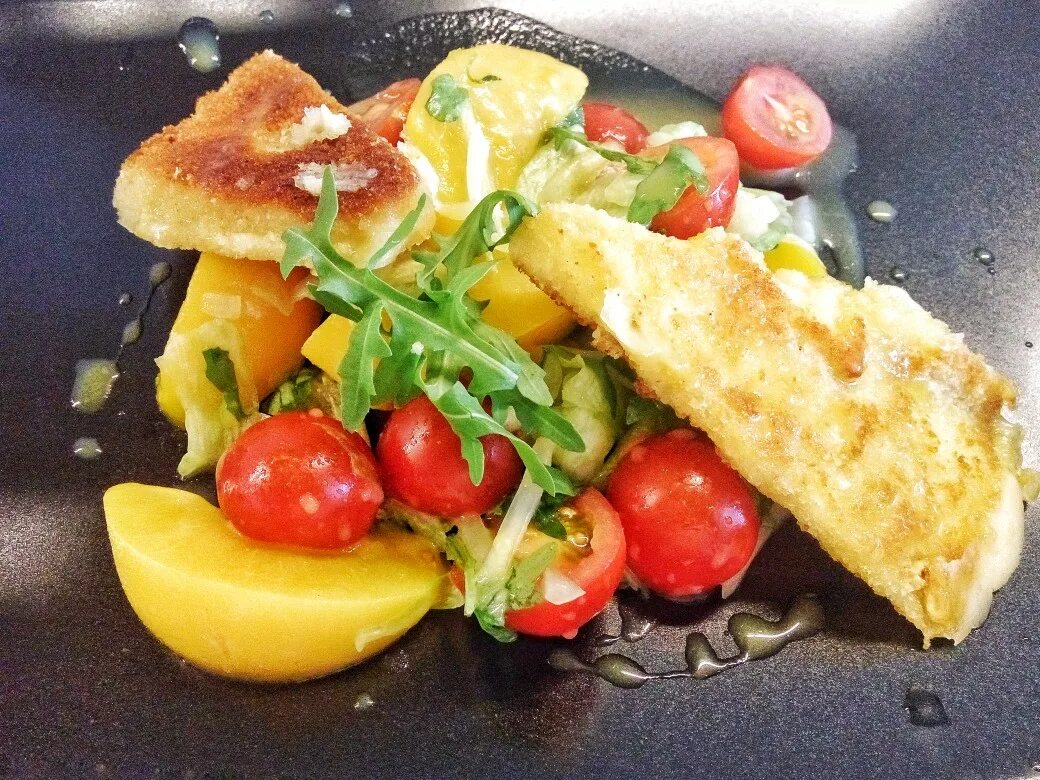 Как вкусно пожарить сыр на сковороде. Жареный сыр с овощами. жареный сыр в салате. салат с нектарином и жареным сыром. салат из жареного адыгейского сыра.