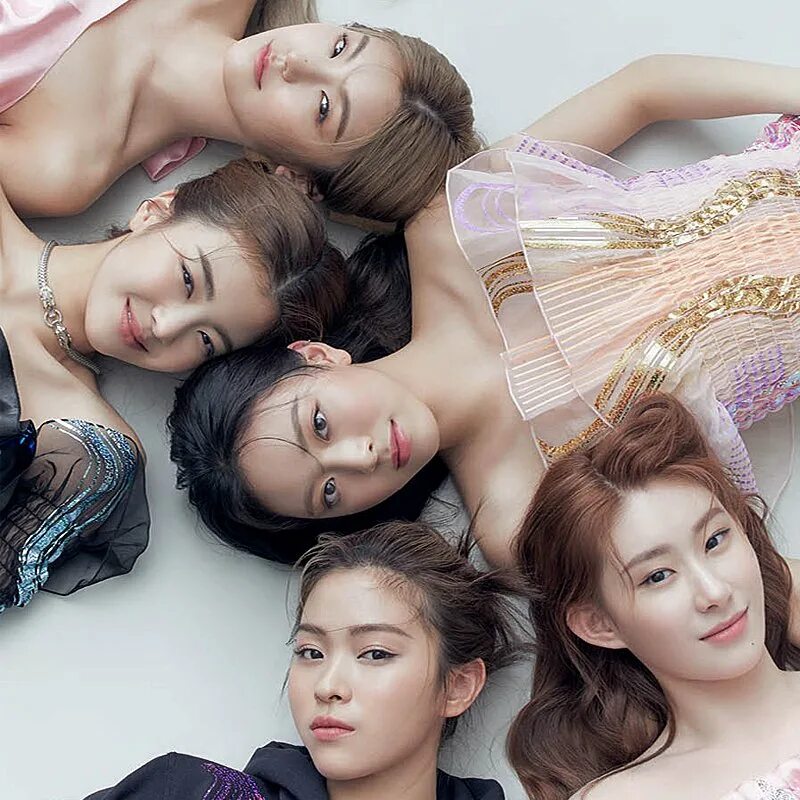 Itzy перевод на русский. Группа itzy 2025. группа itzy yuna. itzy участницы 2025. группа itzy участницы 2025.