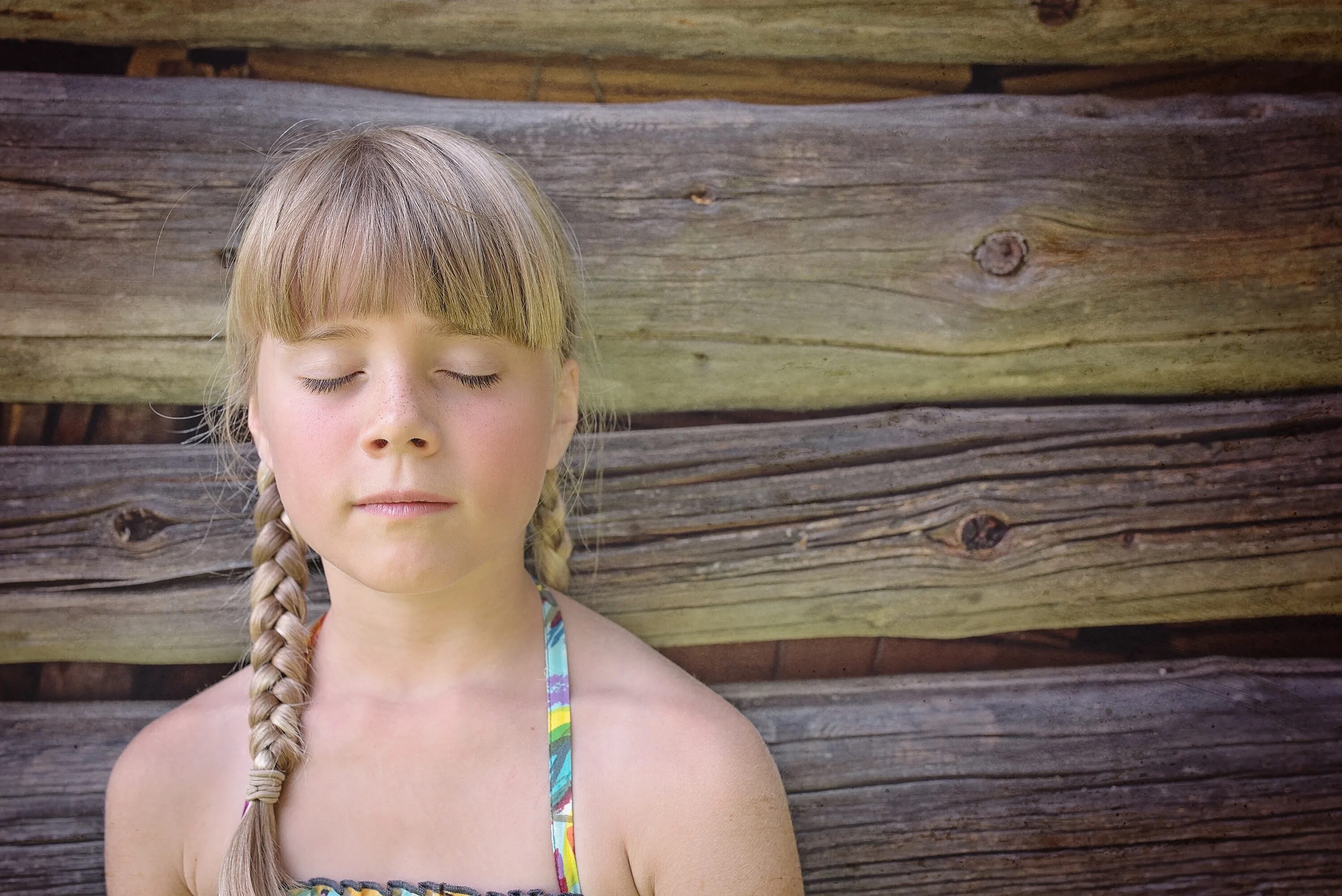 Женщина с детским лицом. Дети girl Eyes closed.