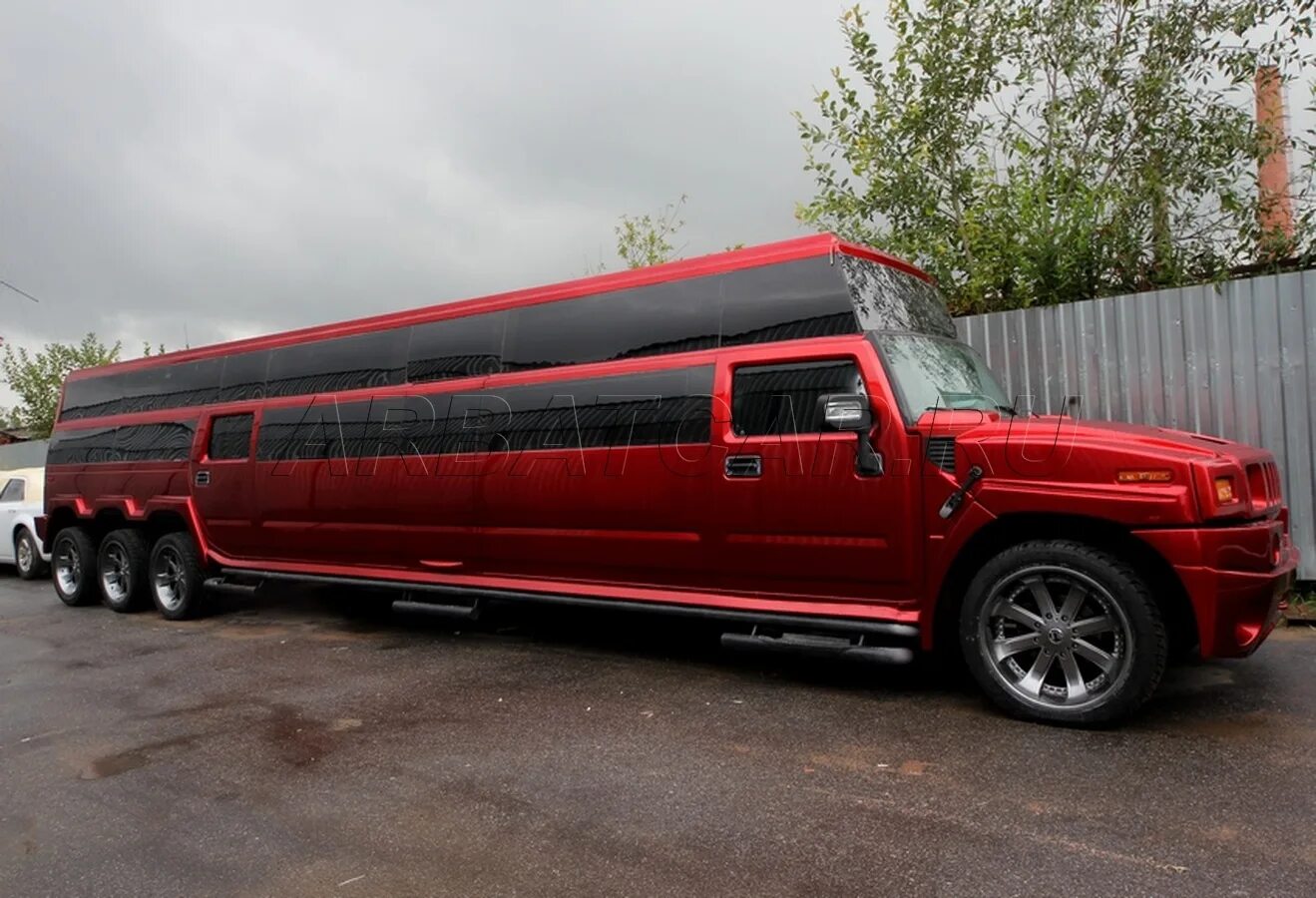 Большие длинные машины. Hummer h2 Limousine лимузин. Красный лимузин Mega Hummer h2. Лимузин Хаммер h2 двухэтажный. Хаммер h2 красный.