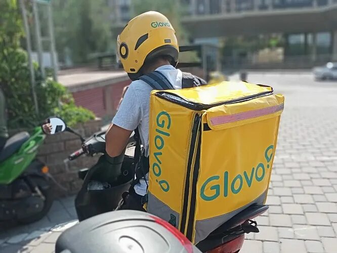 Glovo курьер. Glovo курьер. Glovo delivery. Доставщик еды. Glovo delivery.