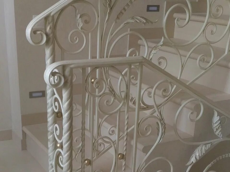 Белые кованые перила. Кованая детская кровать. Кровать икеа кованая белая. Кованная лестница белая. Ковка перила белые.