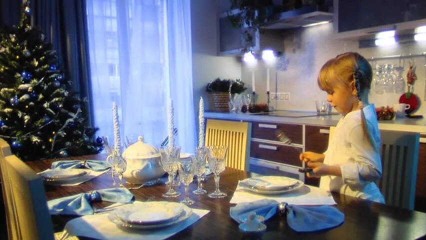 Lay the table this. Lay the table. to lay the table. laying the table. set the table gif.