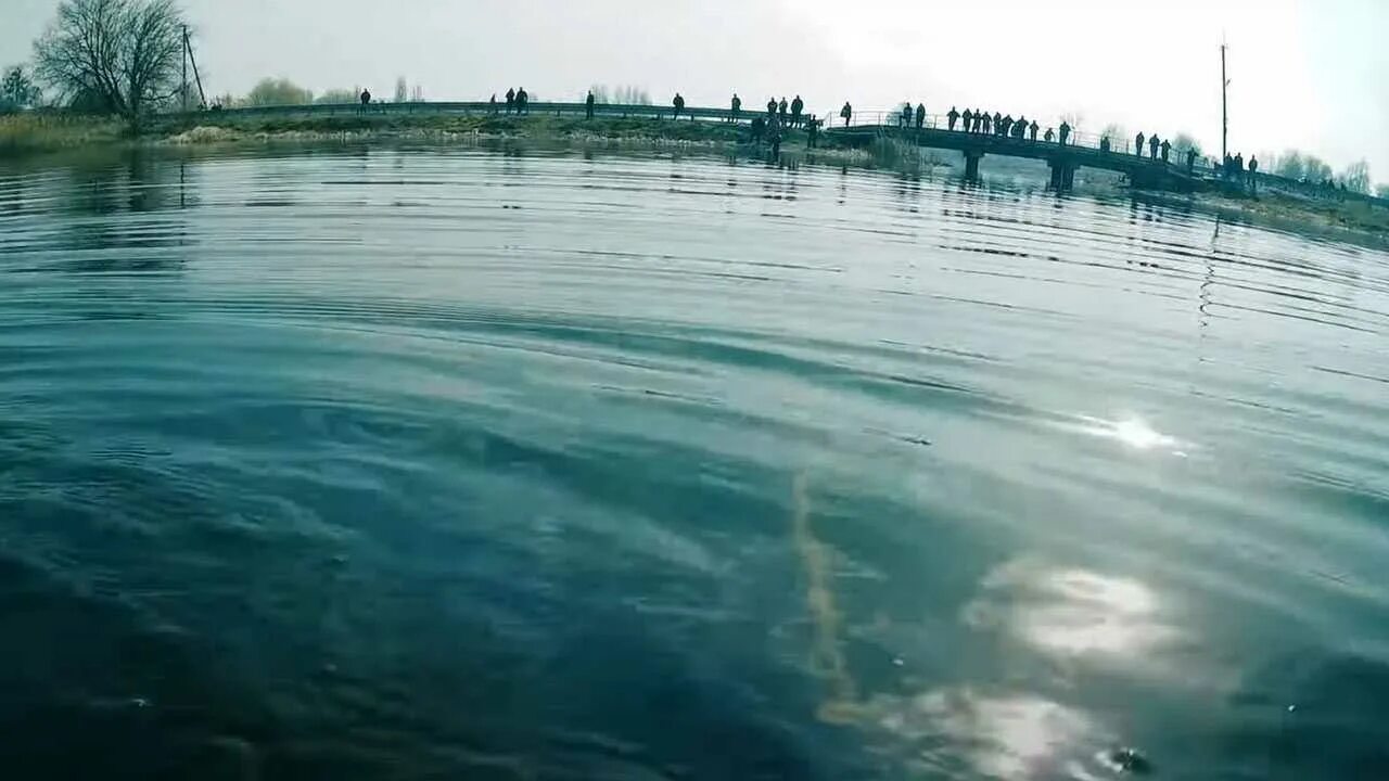 Озеро Улукуль Стерлитамак. Мертвое озеро. Черное озеро Уфа. Алюминий утонет в воде