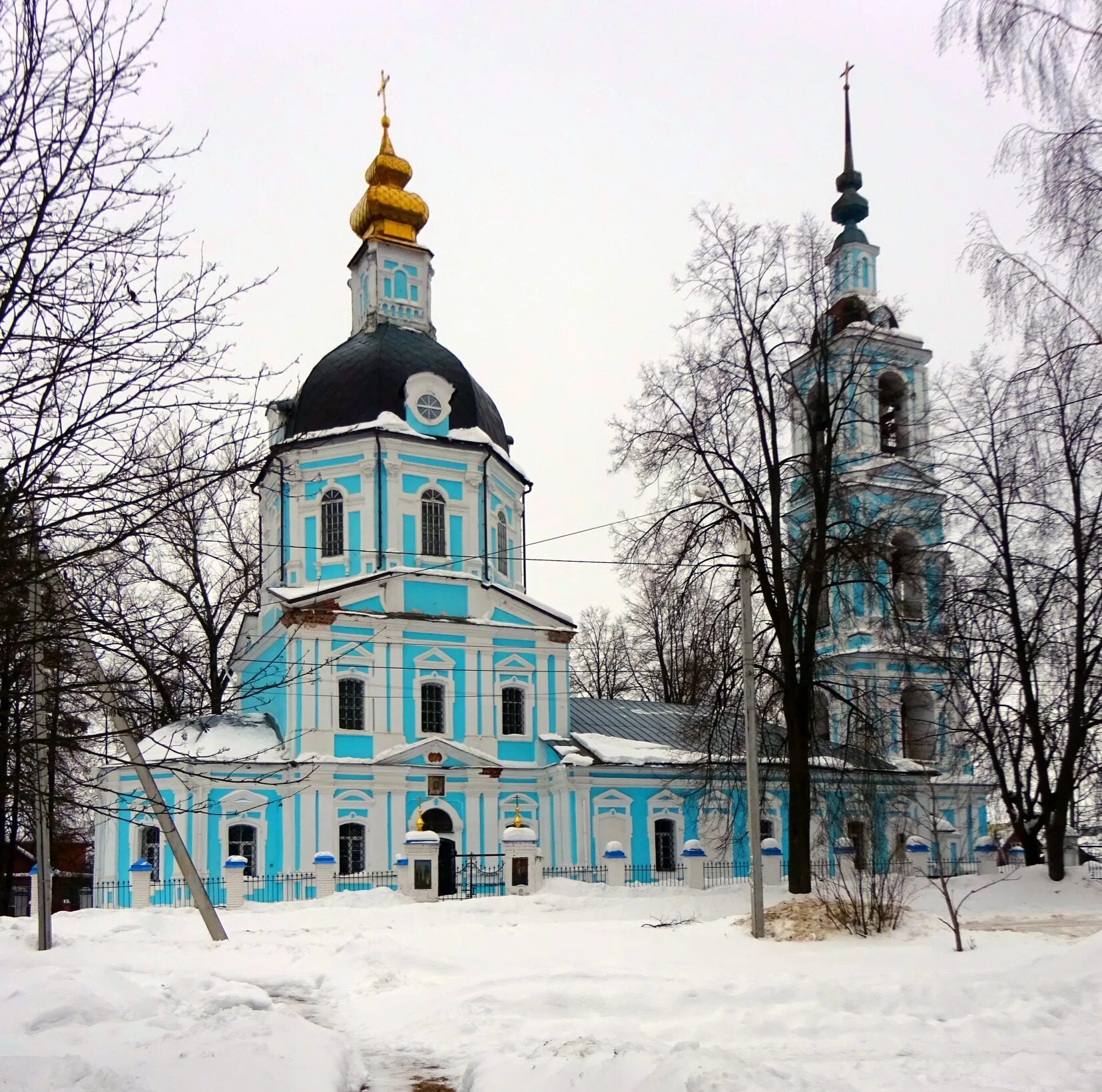 Богородицы церкви в московской области. Введенский храм Дмитров. Церковь введения во храм Пресвятой Богородицы Дмитров. Введенская Церковь г. Дмитрова. Введенский храм в Заречье Дмитров.