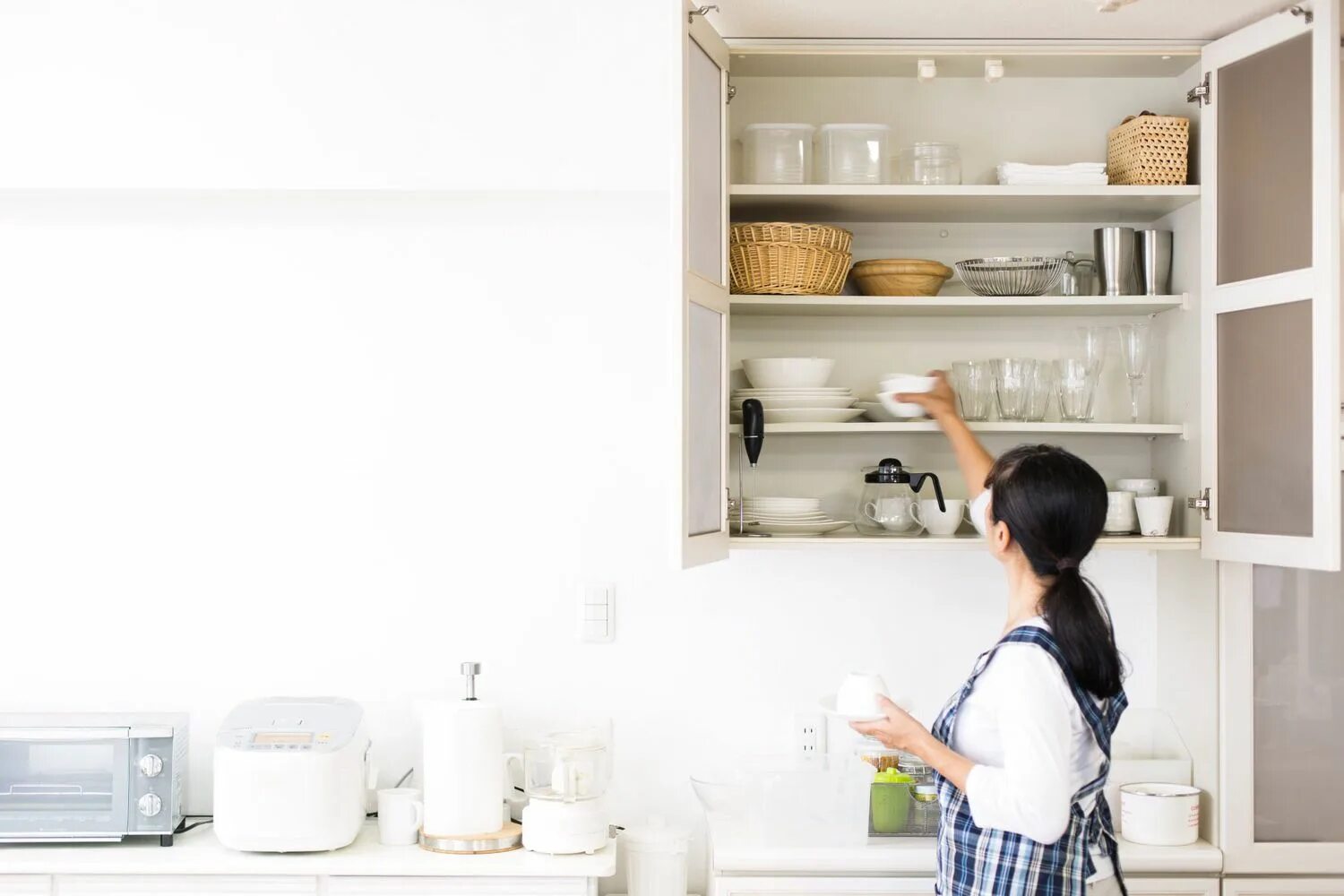 There are two glasses in the cupboard. Девушка и кухонный шкаф. Упали шкафы на кухне. Фон кухня шкафы фартук. Женщина убирается на кухне в шкафах.