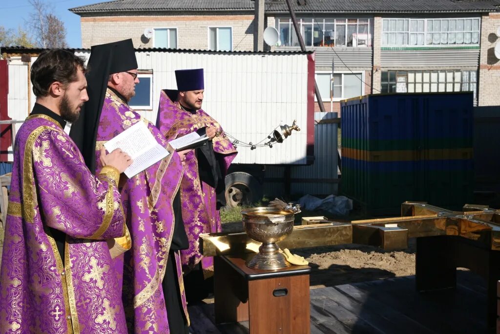 Приход святителя. Церковь Стрежевой. Стрежевой Церковь, батюшка.