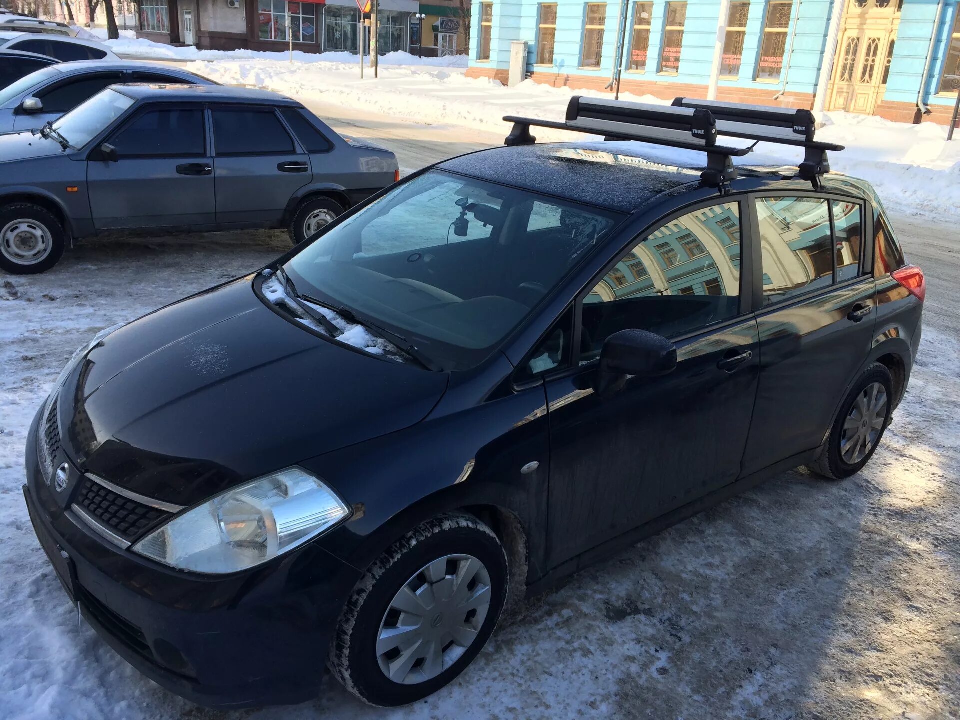 Багажник на ниссан тиида. Terra drive 480 nissan tiida. Багажник на крышу автомобиля ниссан тиида. Ниссан тиида багажник. Рейлинги на ниссан тиида хэтчбек с11.