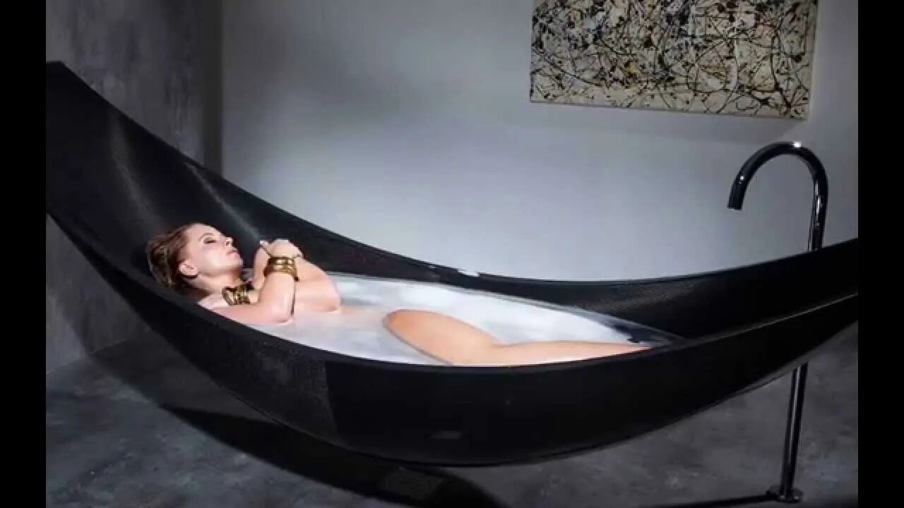 Девушка лежит в ванной. Bathtub video. Девушка в ванной с пеной. Жемчужные ванны. Ванна с маслами для расслабления.