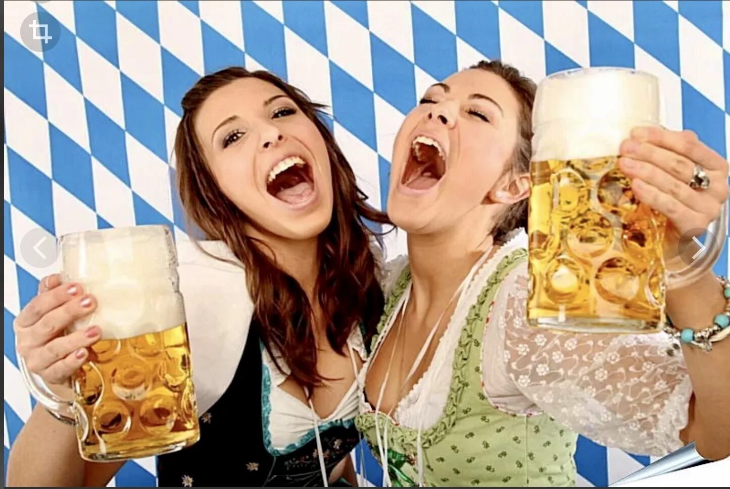 На веселе. Девушка пьет пиво. Две девушки с пивом. Пиво с подругой. Подружки с пивом.
