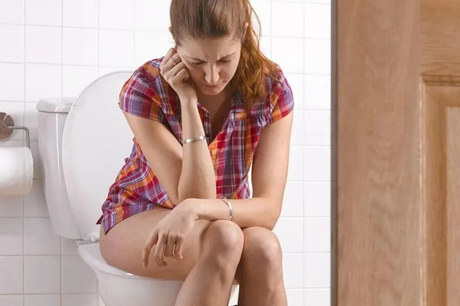 Долгое мочеиспускание. Девочка на унитазе. Женщина сидит в туалете. Девочки сидят на унитазе. Девушка сидит в тоалет.