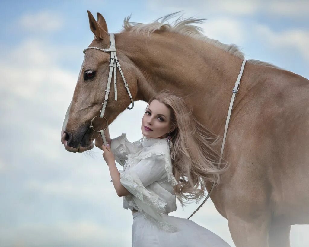 Horse moscow. Фотосессия с лошадьми Москва. Образ коня. Человек в образе лошади. Образ на конях Москва.