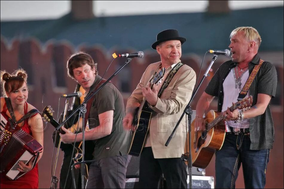 Гарик сукачев и группа неприкасаемые. Гарик сукачев группа. Неприкасаемые сукачев. Неприкасаемые фильм постер. Гарик сукачев группа.