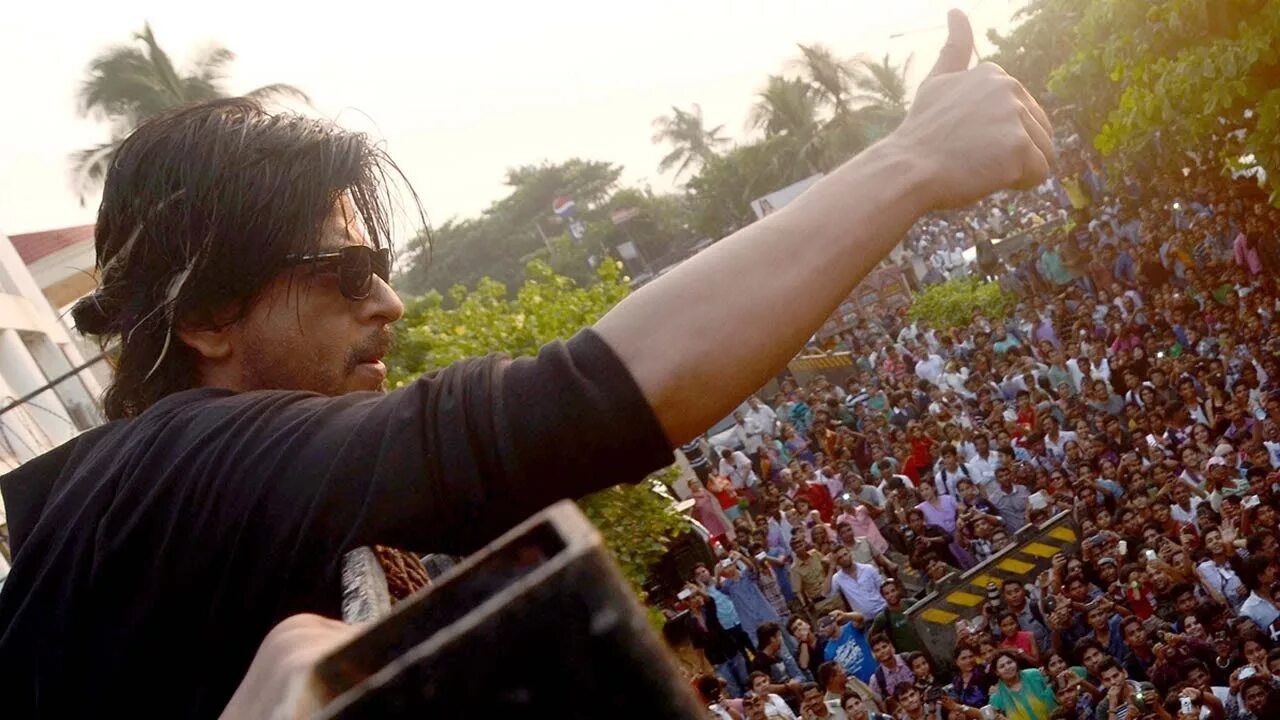 Fans go. Shahrukh Khan Fan. Шахрукх Кхан фанат. Fan 2016 SRK. Шахрукх Кхан селфи.