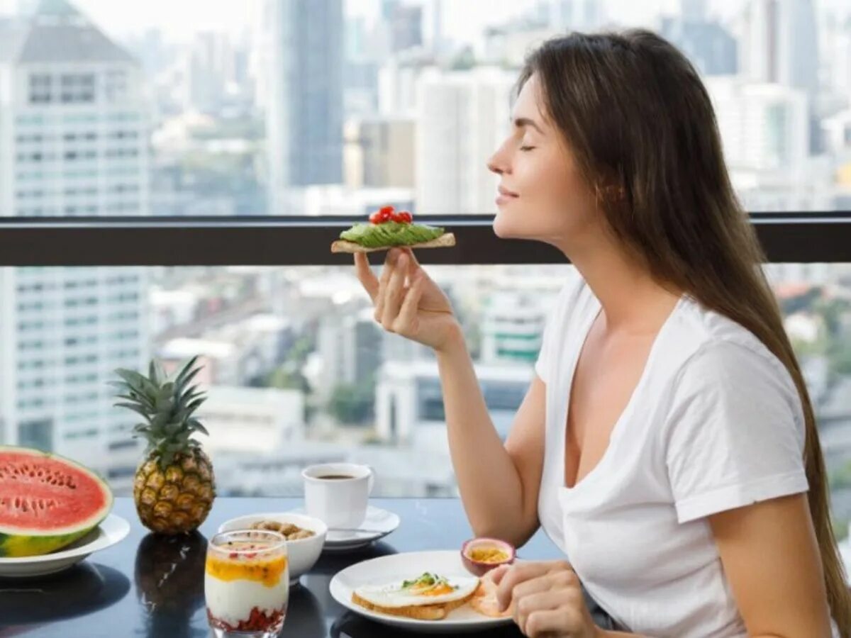 The morning she has breakfast. Человек завтракает. Девушка завтракает. Завтрак люди. Домашний завтрак.