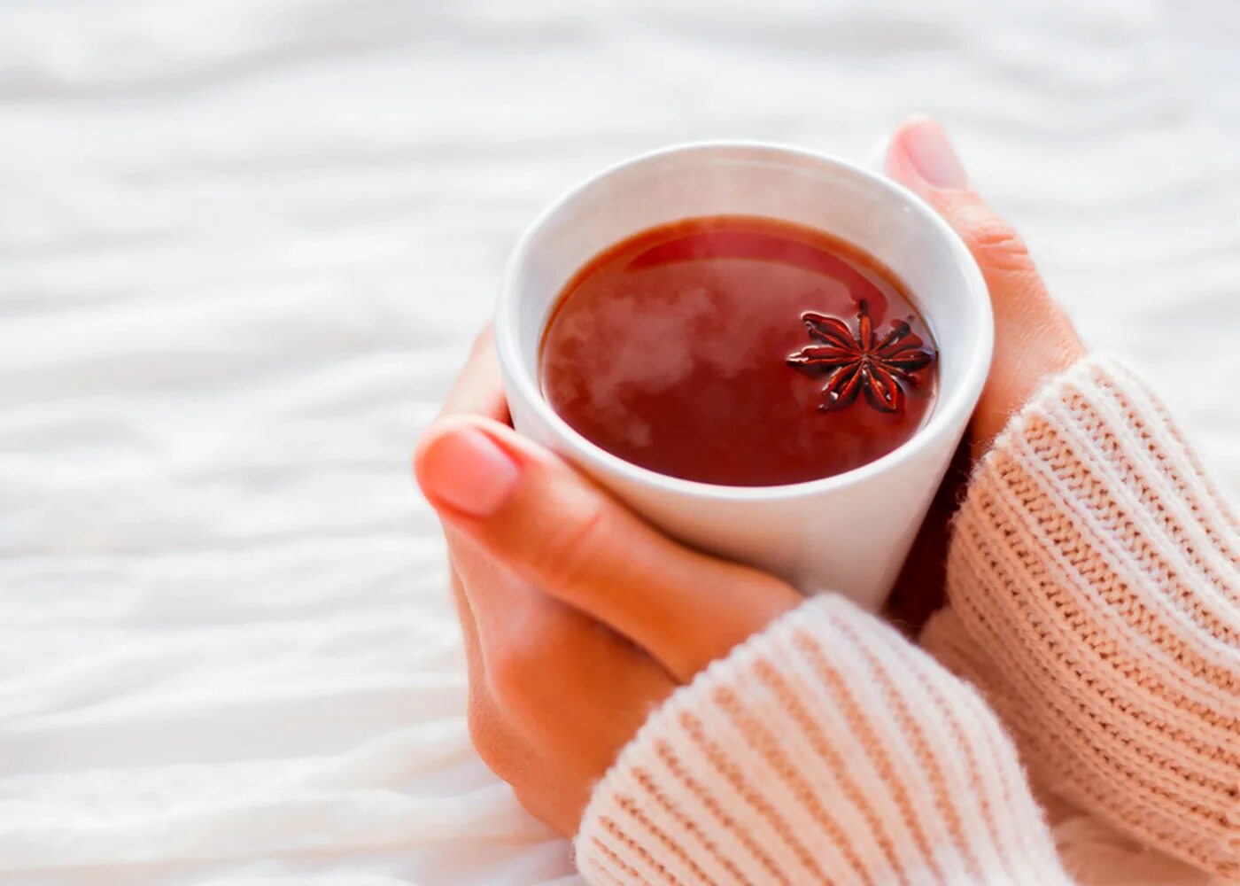 кружка с чаем. кружка кофе в руках. кружка рука. руки с кружкой чая. кружка рука.