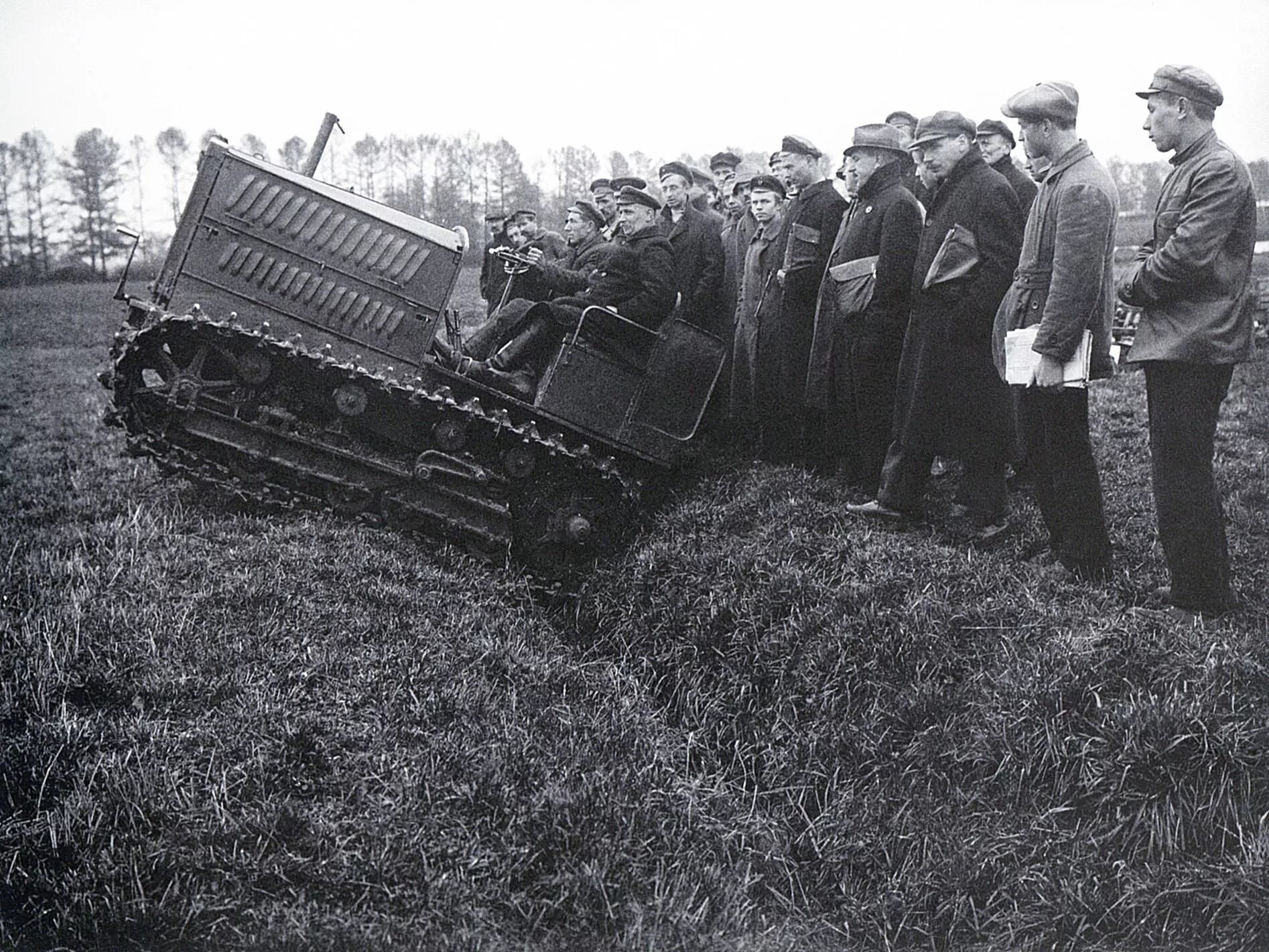 Трактора в поле 1930-1941 годы. Техника в послевоенное время