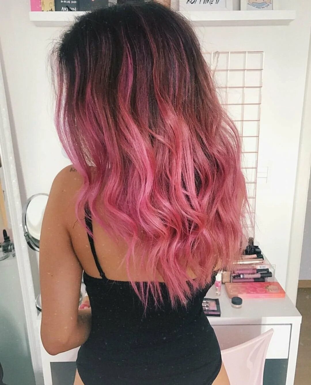 Как сделать розовые волосы. Розовые кончики волос. Красим волосы в розовый. Розовое омбре на русые волосы. Розовое мелирование на темные волосы.