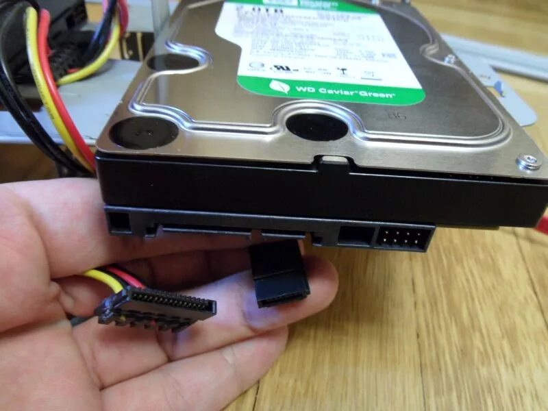 Вход жесткого диска. HDD жёсткий диск SATA С доп раземом питанием. Как подключить SATA жесткий диск к компьютеру. HDD 1.8 SATA корпус. Гнездо SATA от внешнего HDD Transcend 2tb.
