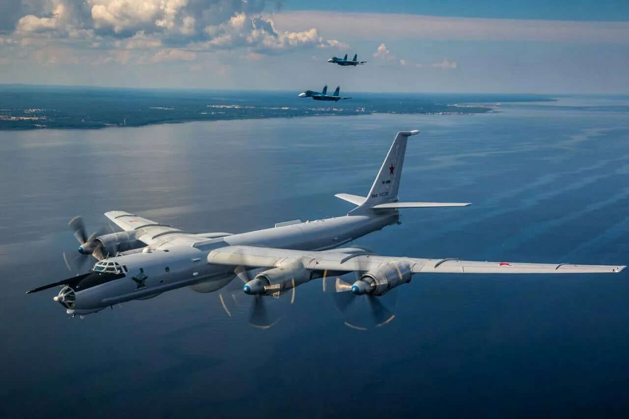 Ту-142 ВМФ. Морская Авиация ВМФ ту 142. Ту-142 бомбардировщик. Ил-78 дозаправка.