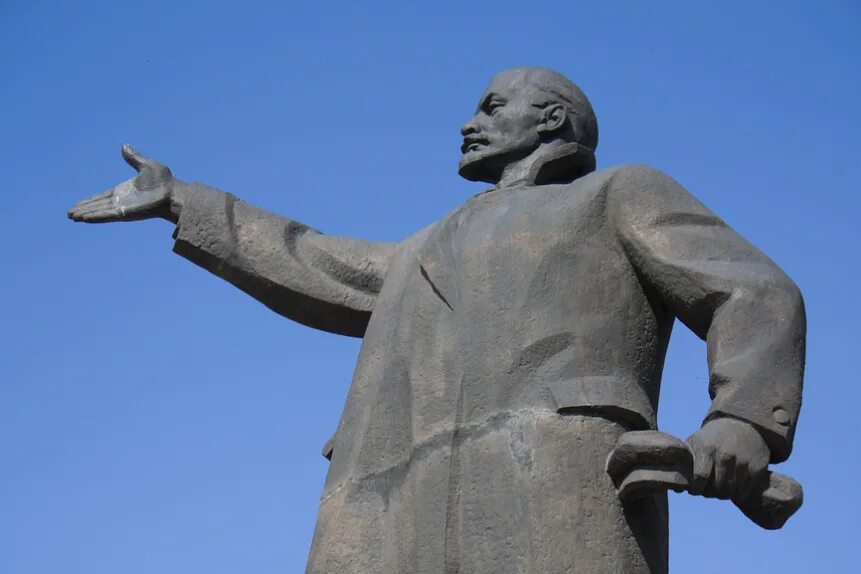 Монумент владимира ленина. Памятник ленину на площади ленина (волгоград). Самый первый ленин ногинск. Памятник ленину перед смольным. Памятник ленину киров.