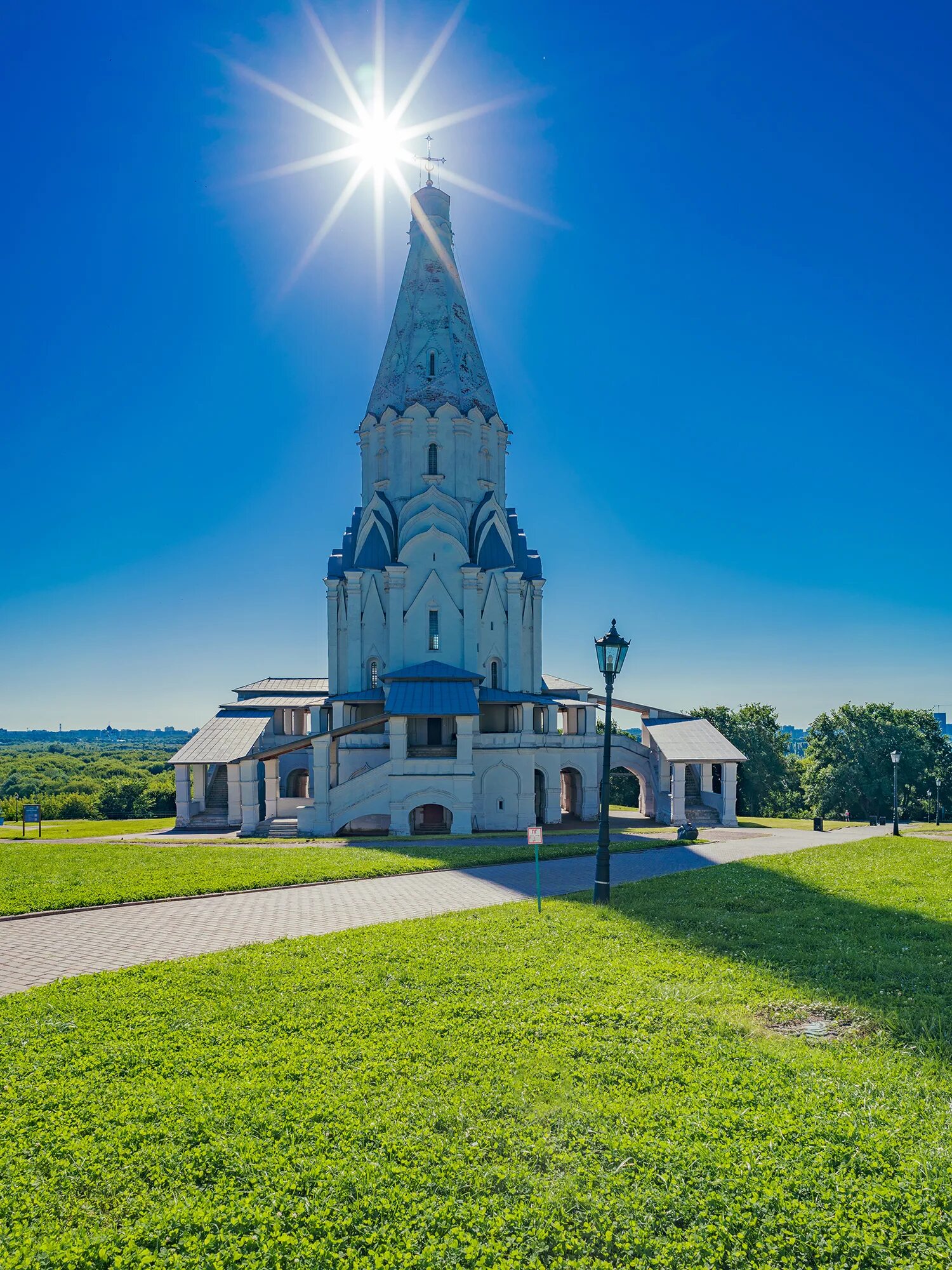 Храм вознесения в коломенском. Храм Вознесения Господня в Коломенском. Коломенское музей-заповедник Церковь Вознесения. Коломенское храм Вознесения. Храм Вознесения в селе Коломенском.