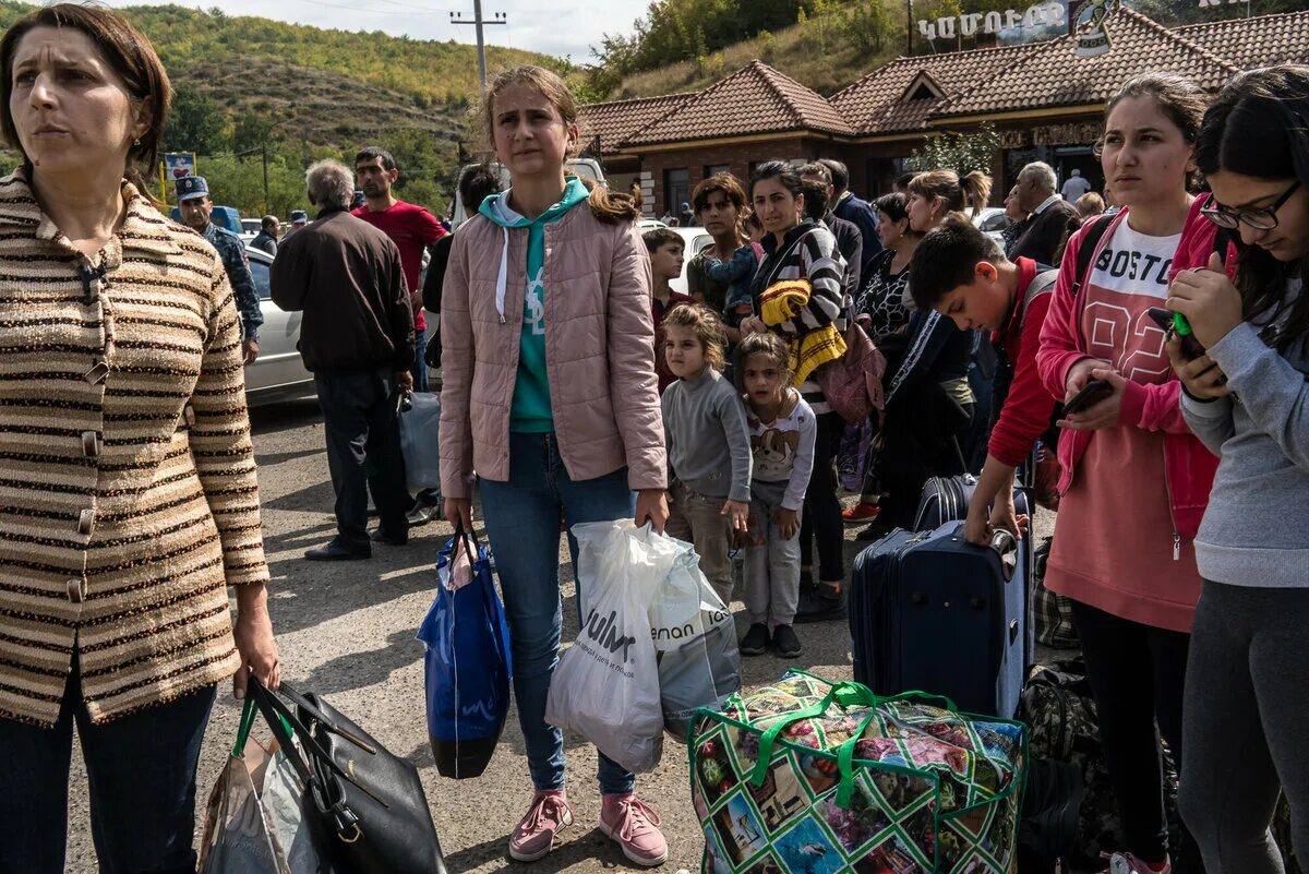 Беженцы азербайджанцы. Армяне бегут