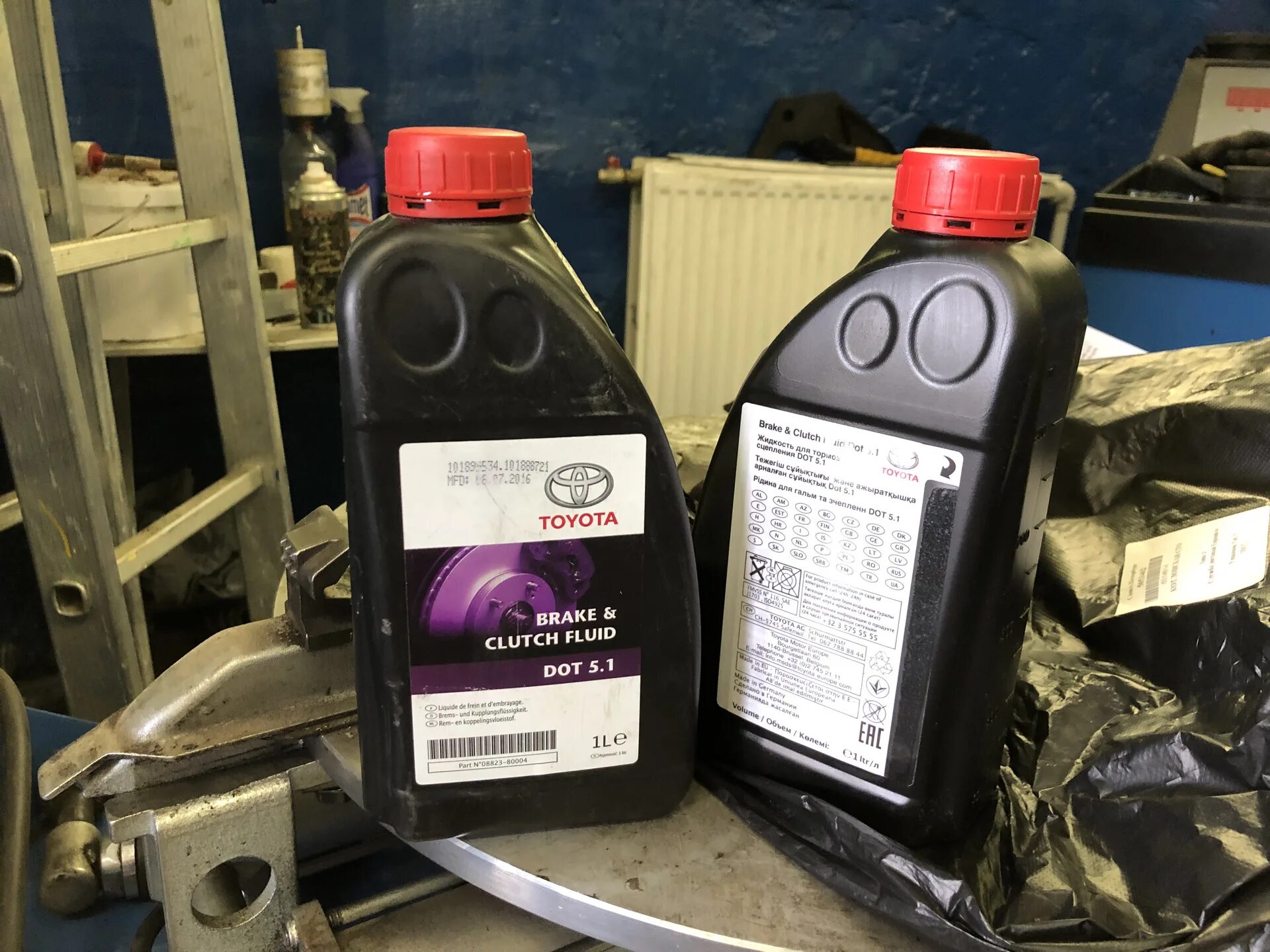 Lexus motor oil 5w 40. Масло в лексус 570. Оригинальное масло лексус lx570. Масло в лексус 570. Жидкость в гур лексус 570.