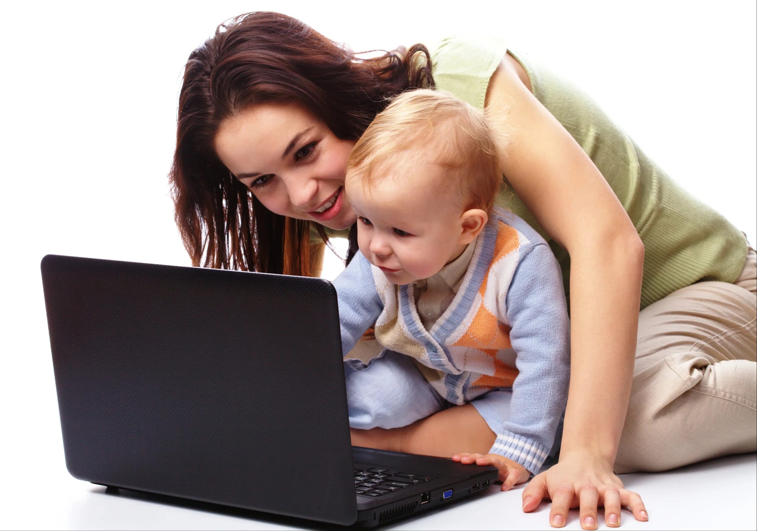 Чем можно заняться в интернете. Мама с ребенком за компьютером. Мама в декрете. Девушка с ребенком у компьютера. Мама с малышом и ноутбуком.