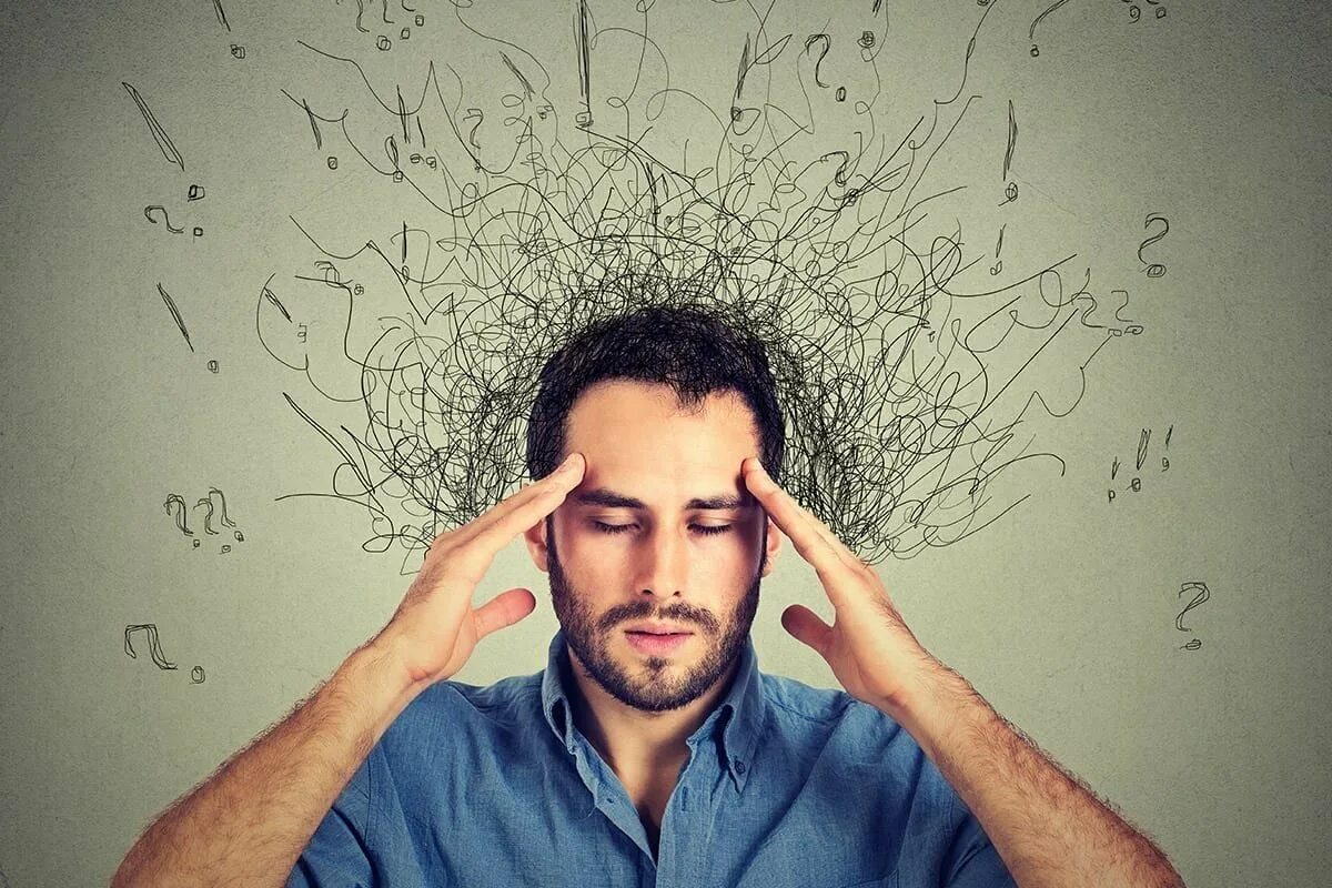 Проблема сосредоточена. Сосредоточенность внимания. Проблемы управления. Мужчина в офисе. Сосредоточенность внимания.