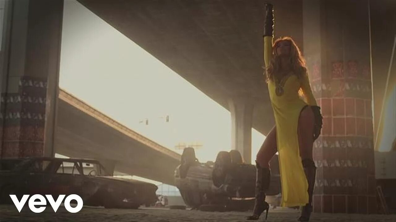 Run the world girls. Бейонсе Run the World. Бейонсе Run the World в голубом платье. Бейонсе выступление билборд Run the World. Шакира и Бейонсе клип.