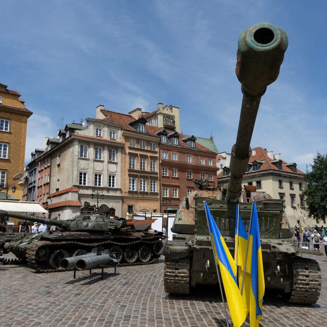 Варшава выставки. Варшава выставки. Где выставка. Российские танки в киеве. Выставка подбитой российской техники в польше.