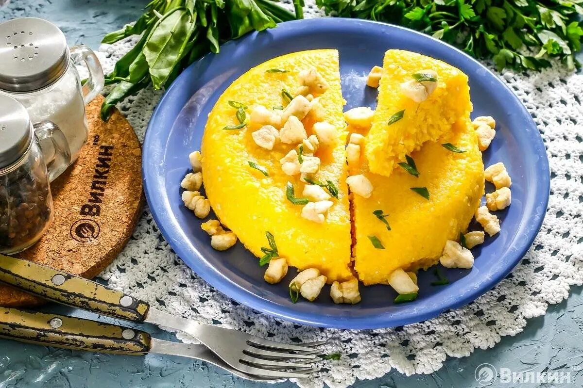 Стакан кукурузной крупы. Mamaliga - кукурузная каша. молдавская каша мамалыга. мамалыга кукуруза. каша мамалыга из кукурузной крупы.