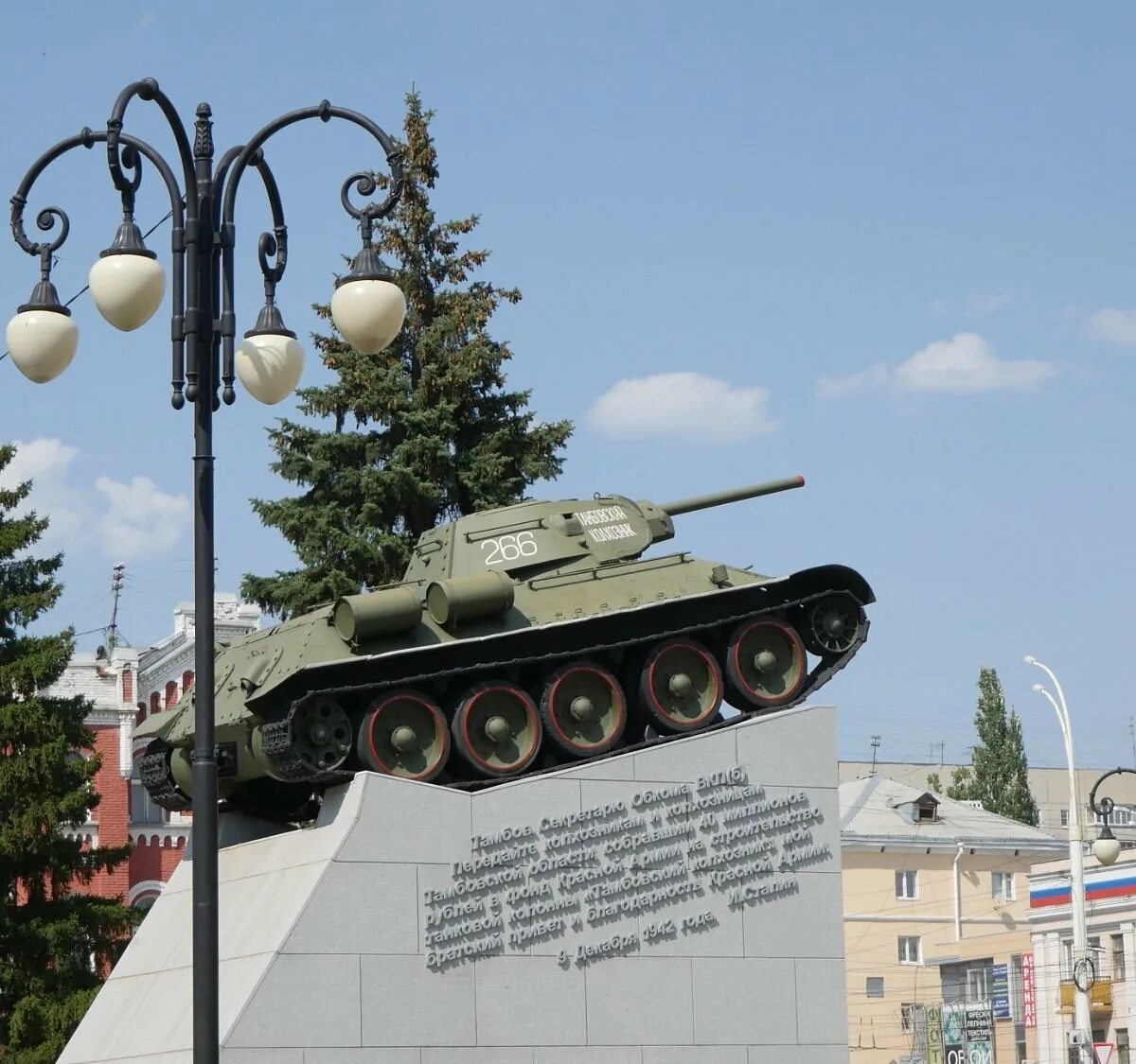 Мемориал тамбовский колхозник тамбов. Памятник танк в тамбове. Танк т-34 тамбовский колхозник. Монумент танк тамбовский колхозник. Тамбов колхозник.