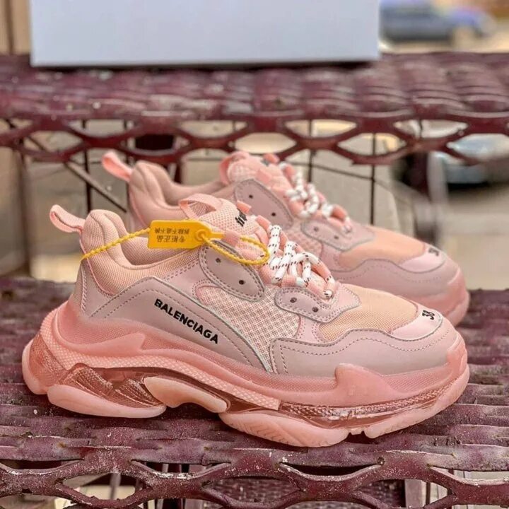 Balenciaga Triple s кроссовки Pink. Кроссовки Balenciaga Triple s женские. Баленсиага трипл s женские. Баленсиага кроссовки 2023. Баленсиаги реплика