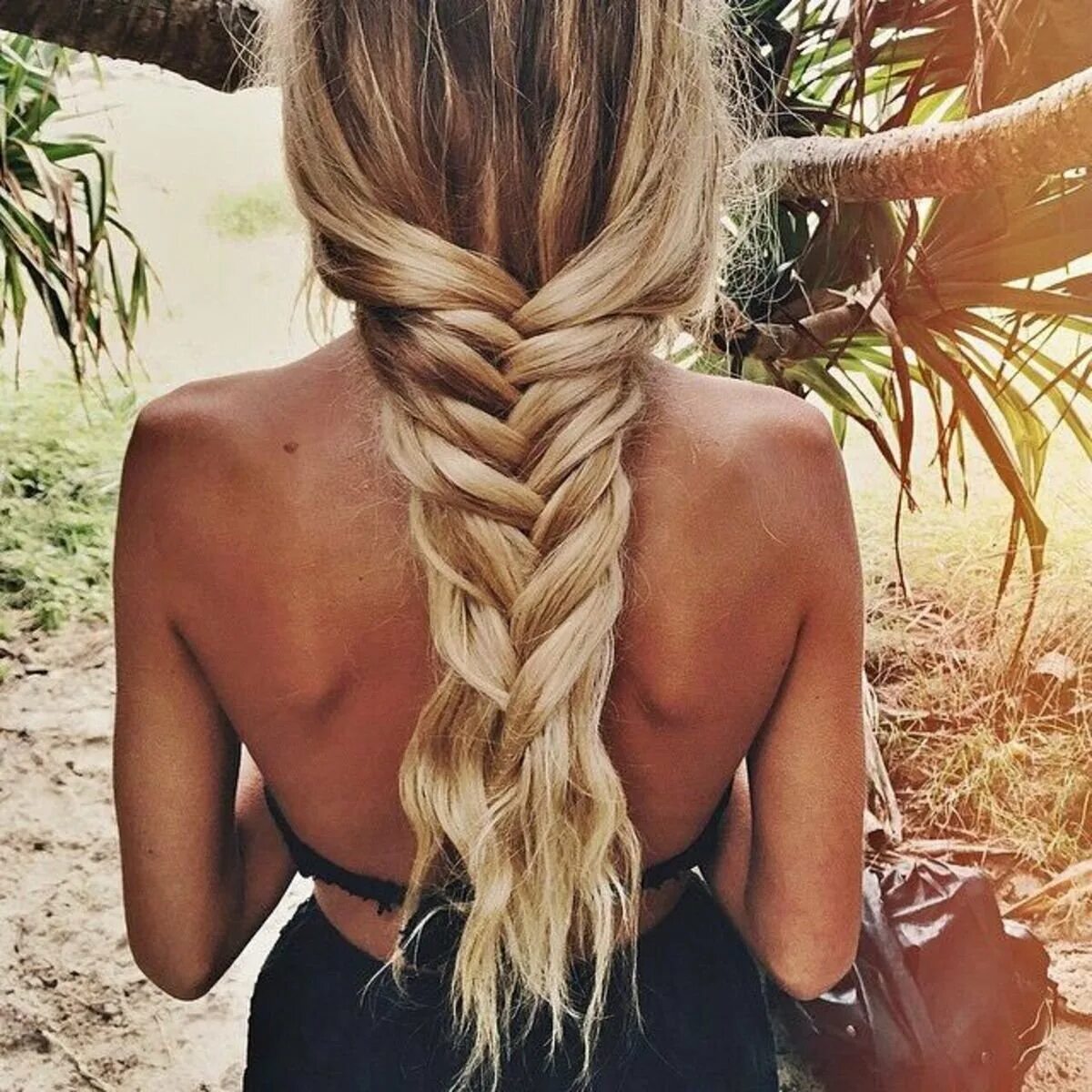 Девочка с косичками со спирв. Красивые прически с косичками. Девочка с косичками. Прически с косами. Девочка с косичками со спины.