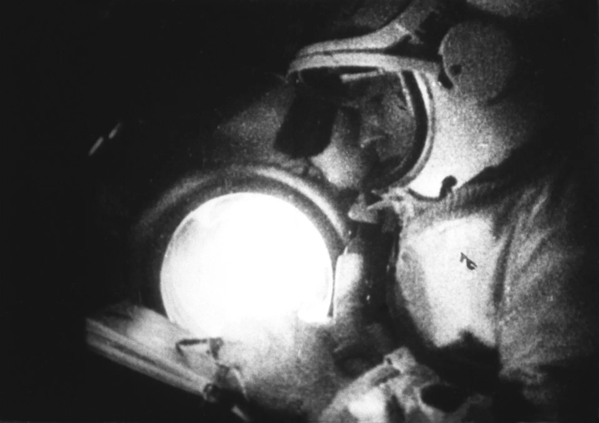 Алексея леонова время первых. Первый выход в открытый космос Восход 2. Леонов космонавт выход в открытый космос. Выход человека в открытый космос 1965 Беляев и Леонов.
