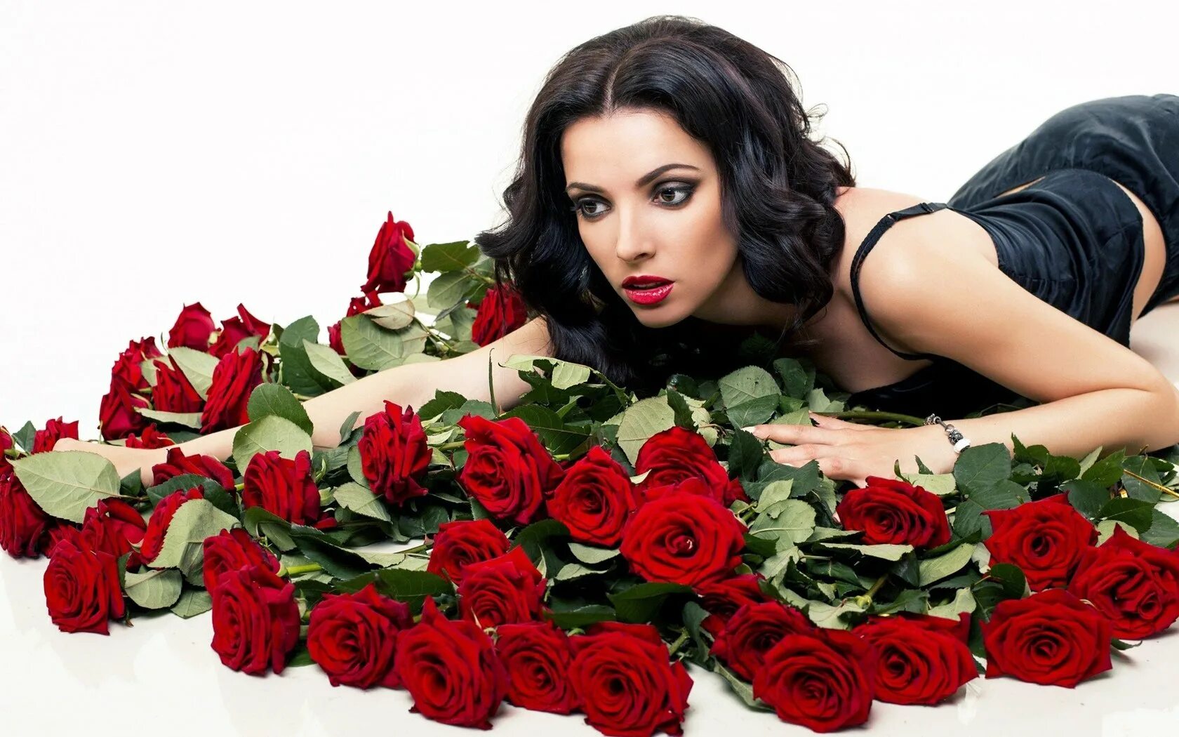 Красивая женщина с цветами. Букет "женщине". Фотосессия в цветах. Красивая девушка весной. Девушка в цветах.