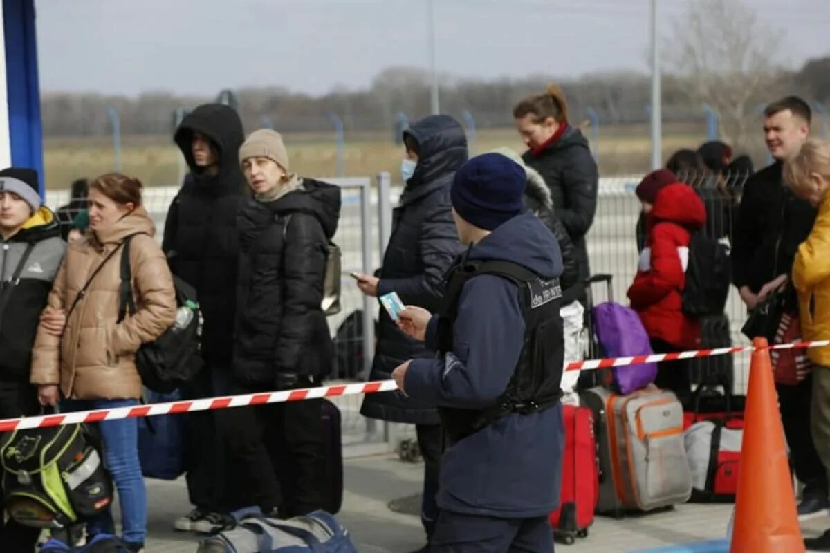 Обстановка в молдавии. Очереди на границе с Молдовой. Ситуация на границе. Большая беженцы. Полиция Россия граница.