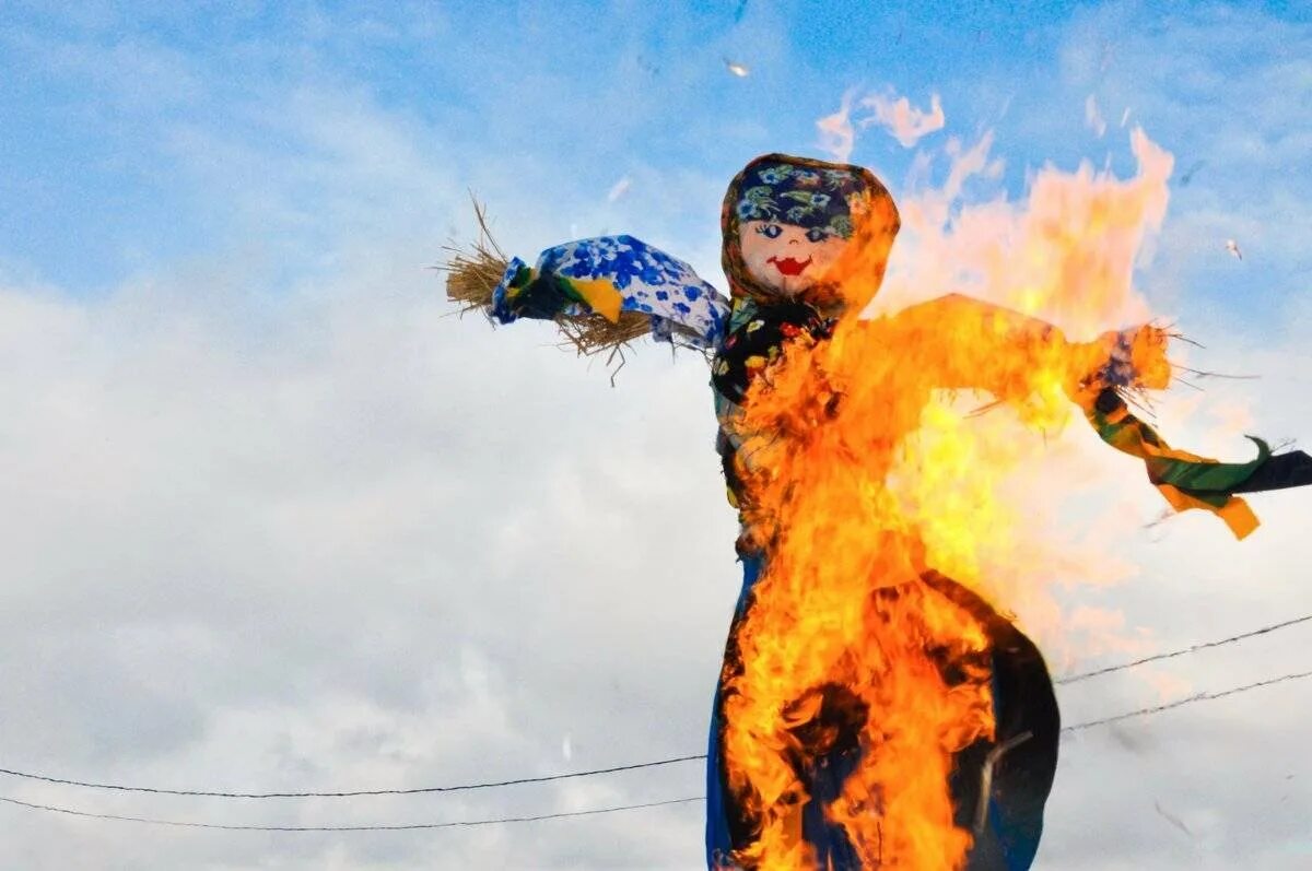Чучела горит. Сжигают чучело. Сжигание чучела. Сжигание чучела масленицы. Чучела горит.