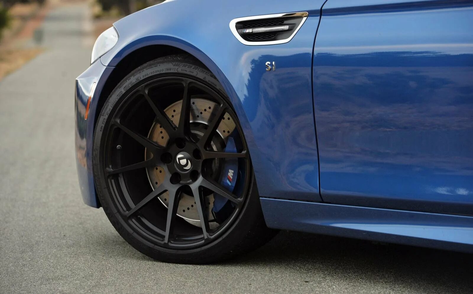 Синие суппорта. Синие суппорта. Синие суппорта. Синие суппорта. Бмв м5 синий суппорт.