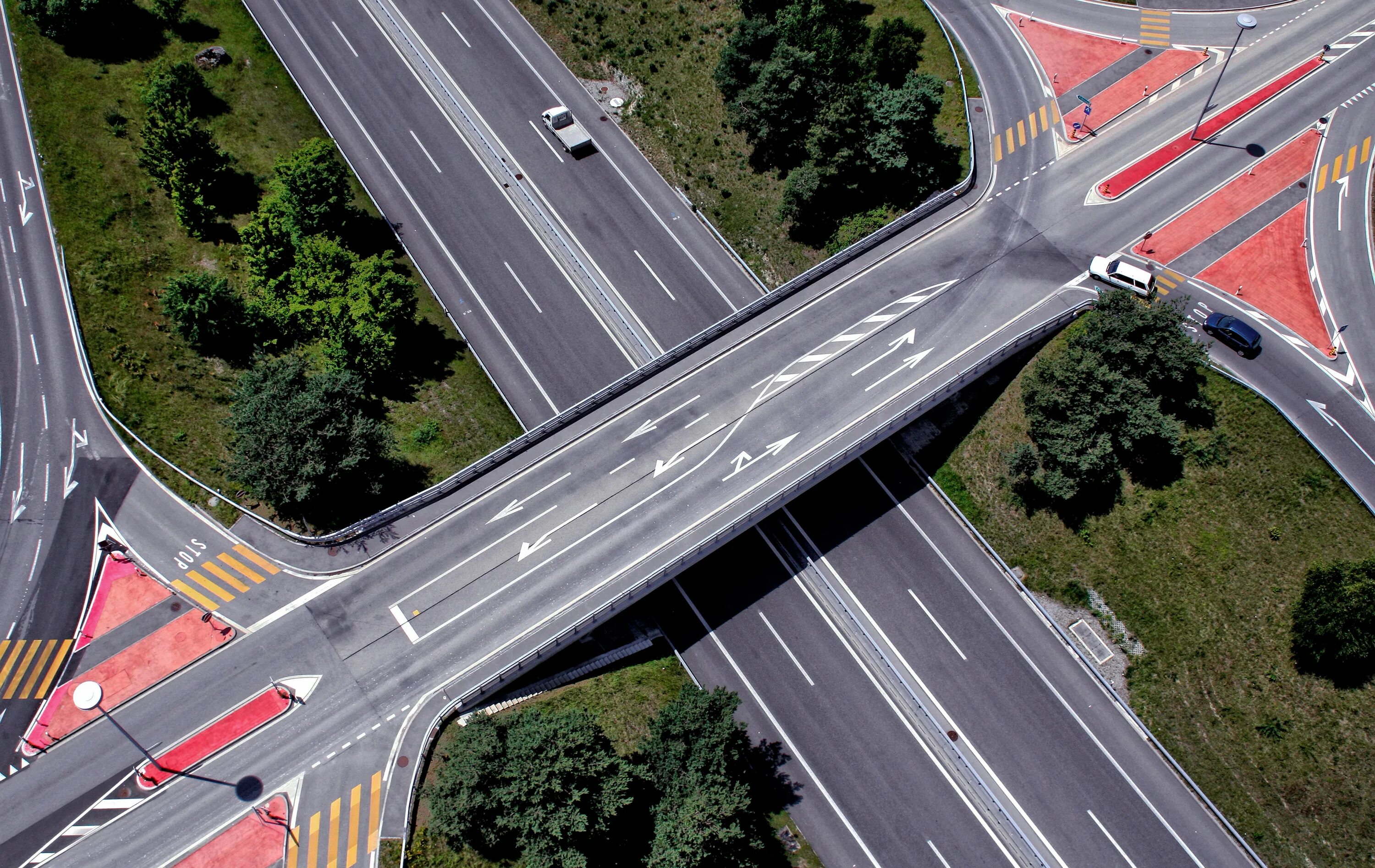 Пересекающиеся дороги. Пустая пересекаемая дорога. Crossroads of Roads. Road marking.