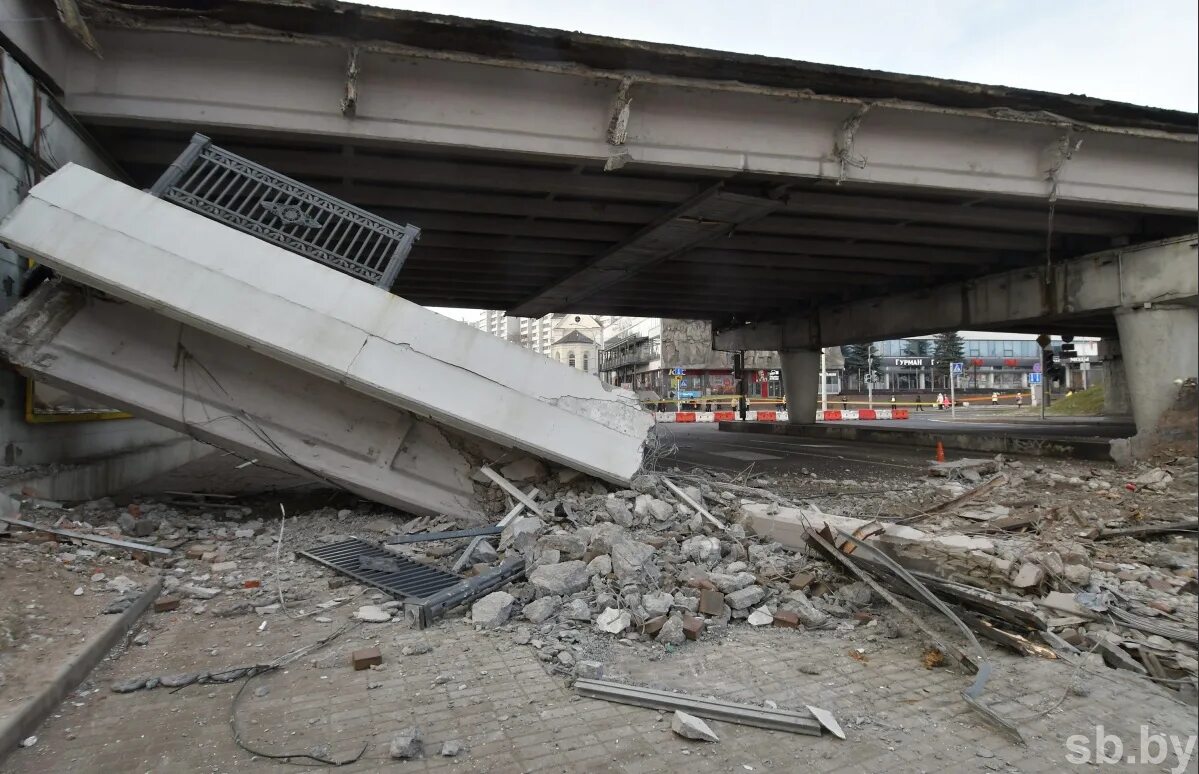 Мост на терешковой оренбург рухнул. Жд мост в городе свободный амурской области. Обрушение моста в сша. Генуя италия мост. Обрушение моста.